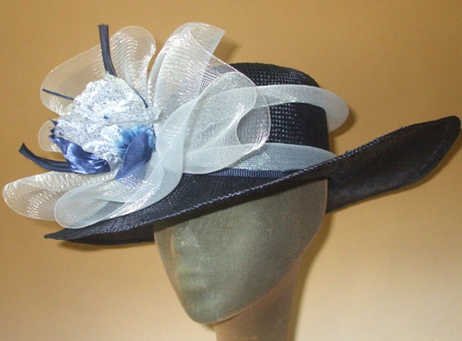 This profile chapeau has a lovely horsehair flower finished with horsehair bands.