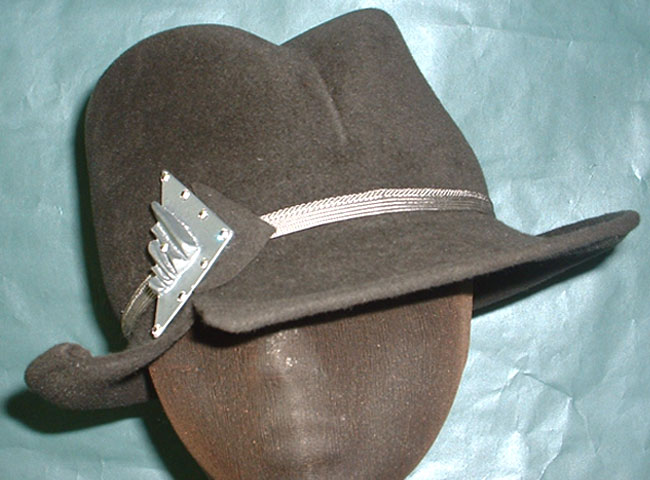 This furfelt fedora has a peek-a-boo brim and an ornate pin to jazz up your clothes.